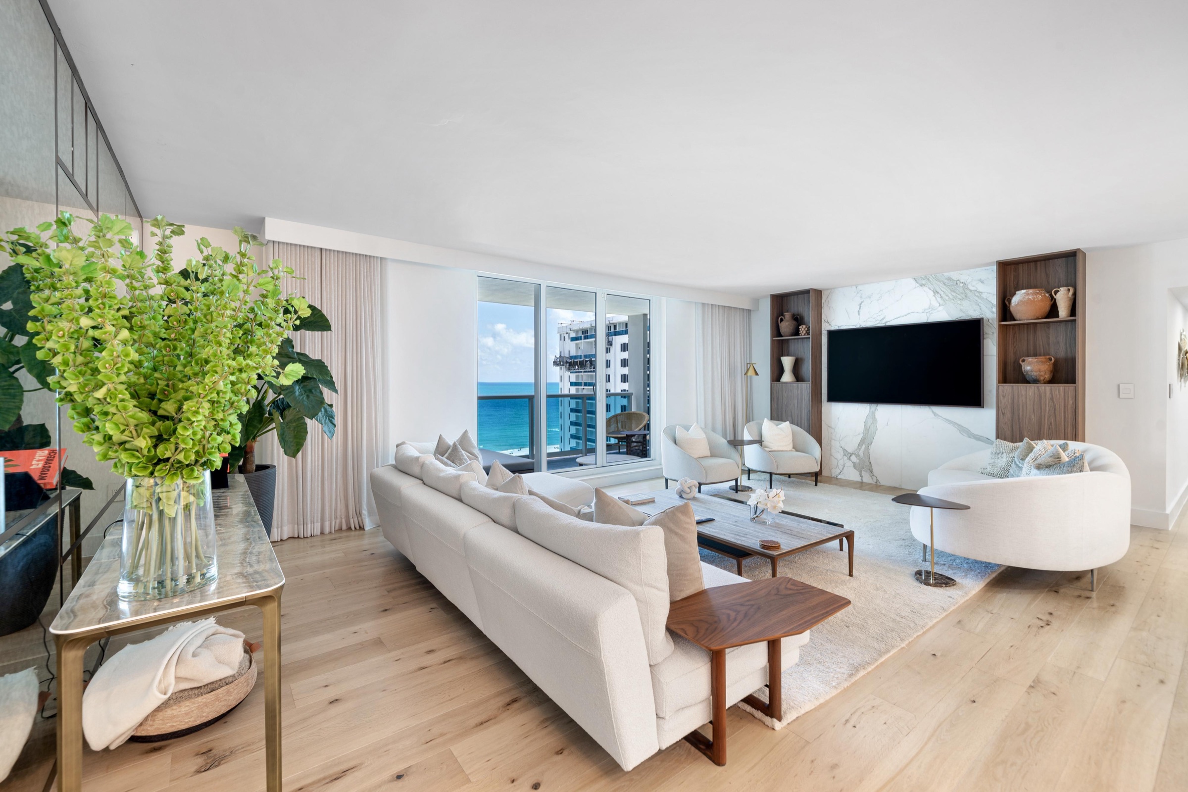 Une résidence de trois chambres avec vue océan, au cœur de South Beach